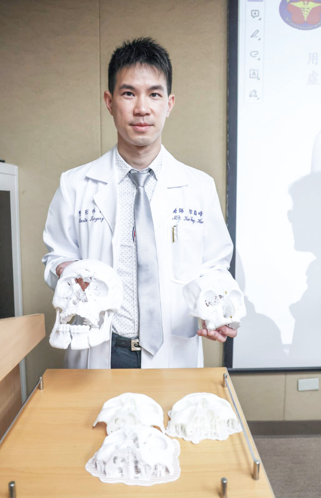 整形外科徐國峰醫師以3D列印導入重建25歲軍人顱顏精準重塑骨骼結構